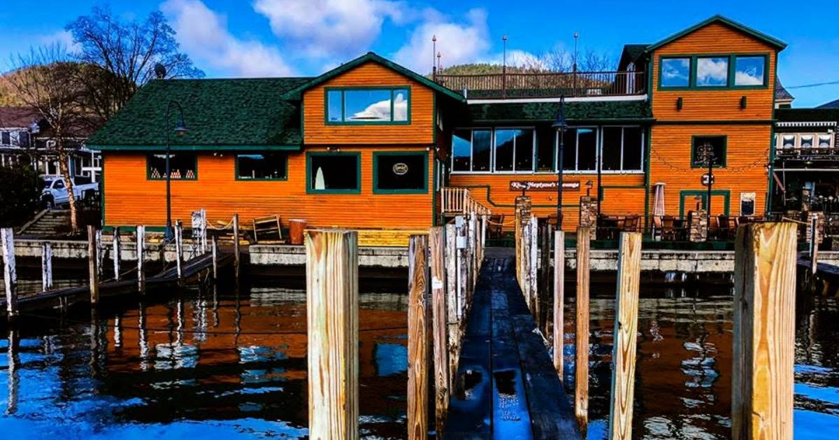 8 Of The BEST Lake Bars for Enjoying Acoustic Music