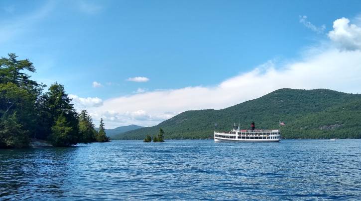 White steamboat on a lake on a sunny day