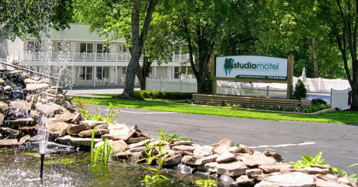 a fountain by a motel sign