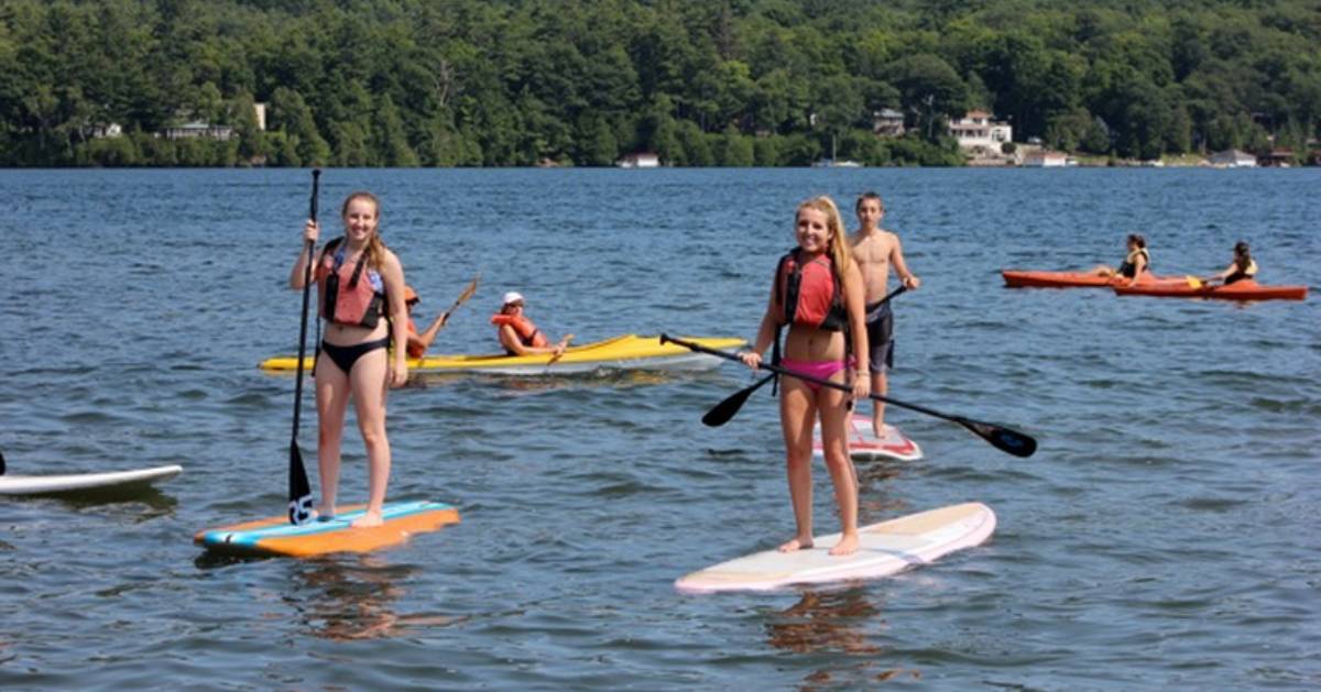 two girls on standup paddleboards
