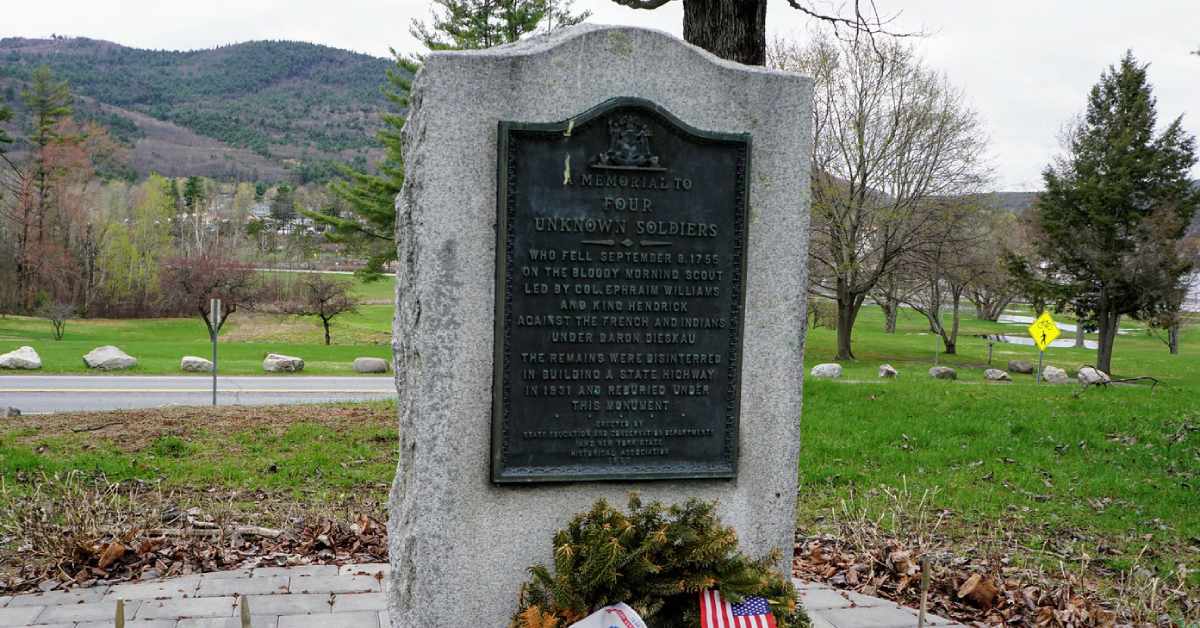 monument honoring unknown soldiers